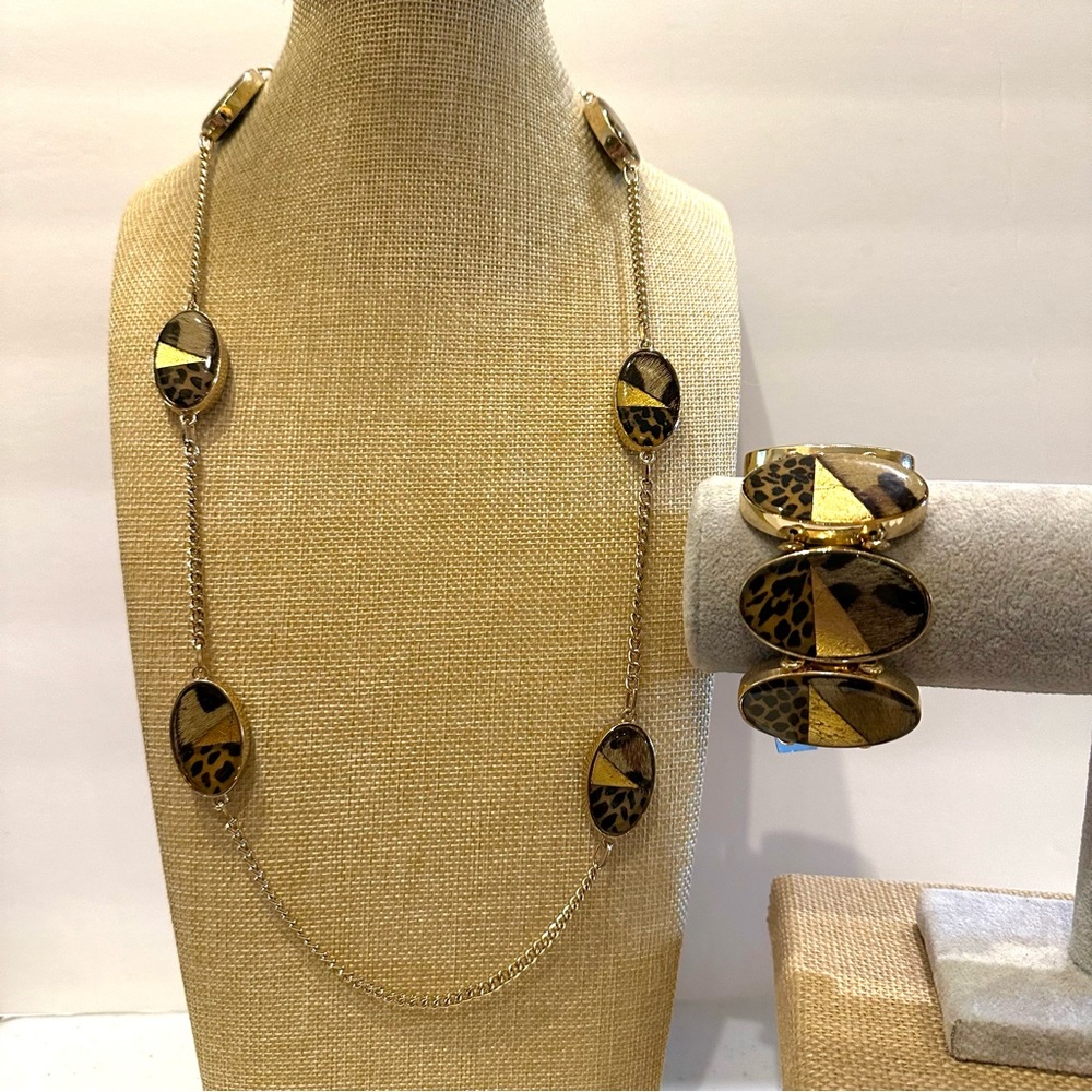 NWT Chico’s Hevana Necklace & Bracelet set- gold tone w/ animal print “fur” oval